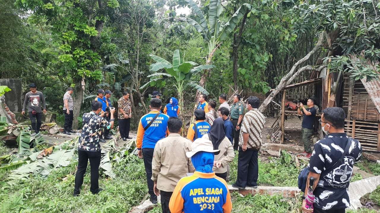 Bupati Blora dan para relawan cek lokasi yang diduga menjadi bing kerok banjir di Cepu (ahmad sampurno /ngopibareng.id)