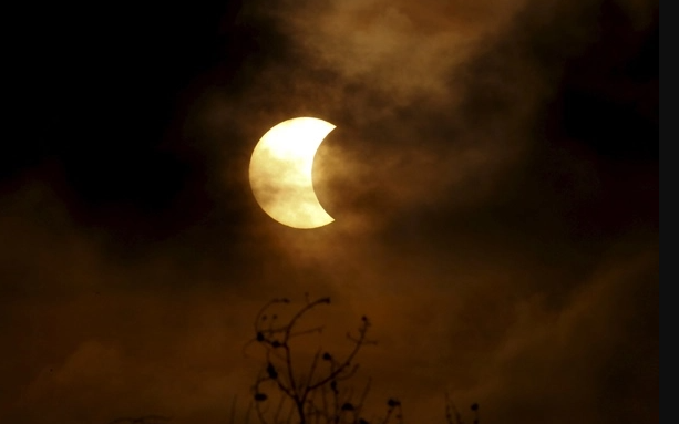 Ilustrasi gerhana matahari sebagian di Rusia dan Kutub Utara serta Inggris. (Foto: Forbes)