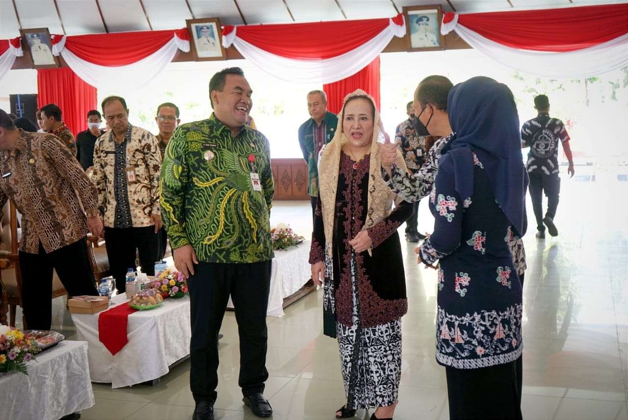 Bupati Blora, Arief Rohman bersama Bupati Bojonegoro, Anna Muawanah berbincang di Pendopo Malowopati Bojonegoro soal bantuan keuangan. (Foto: Humas Pemkab Blora)
