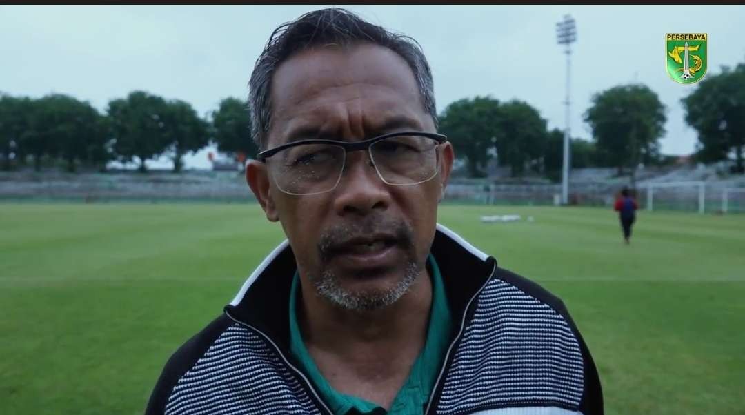 Pelatih Persebaya, Aji Santoso kawal anak asuhnya dalam laga persahabatan melawan PS Ngawi. (Foto: Tangkapan Layar)