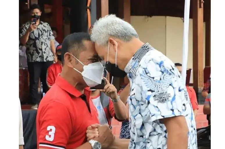 Gubernur Jawa Tengah, Ganjar Pranowo adu bathuk (kening) dengan mantan Walikota Solo, FX. Hadi Rudyatmo. (Foto: Istimewa)