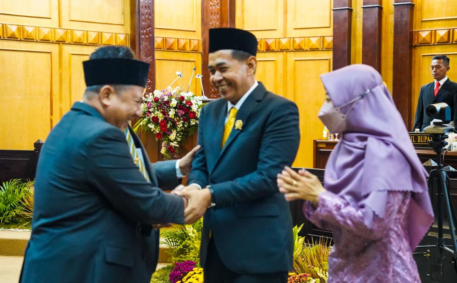 Thoriqul Huda usai dilantik jadi anggota DPRD mendapat ucapan selamat dari rekannya. (Foto: Aini Arifin/Ngopibareng.id)