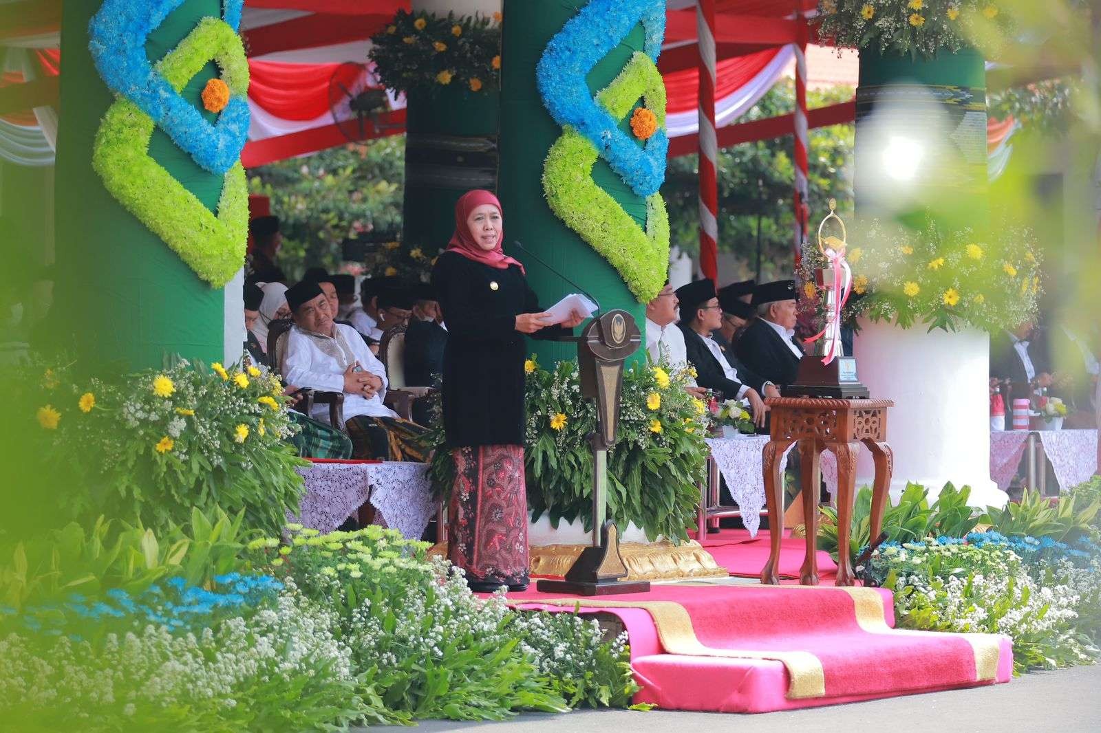 Gubernur Jatim, Khofifah Indar Parawansa dalam upacara Peringatan Hari Santri 2022 di Gedung Negara Grahadi, Surabaya, Sabtu 22 Oktober 2022. (Foto: Humas Prov Jatim)