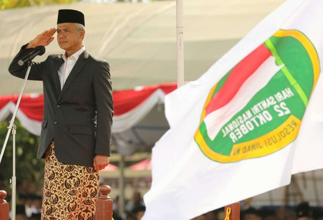 Gubernur Jawa Tengah Ganjar Pranowo menjadi inspektur upacara Peringatan Hari Santri 2022 di Lapangan Bandengan, Kabupaten Jepara. (Foto: Dokumentasi Jateng)