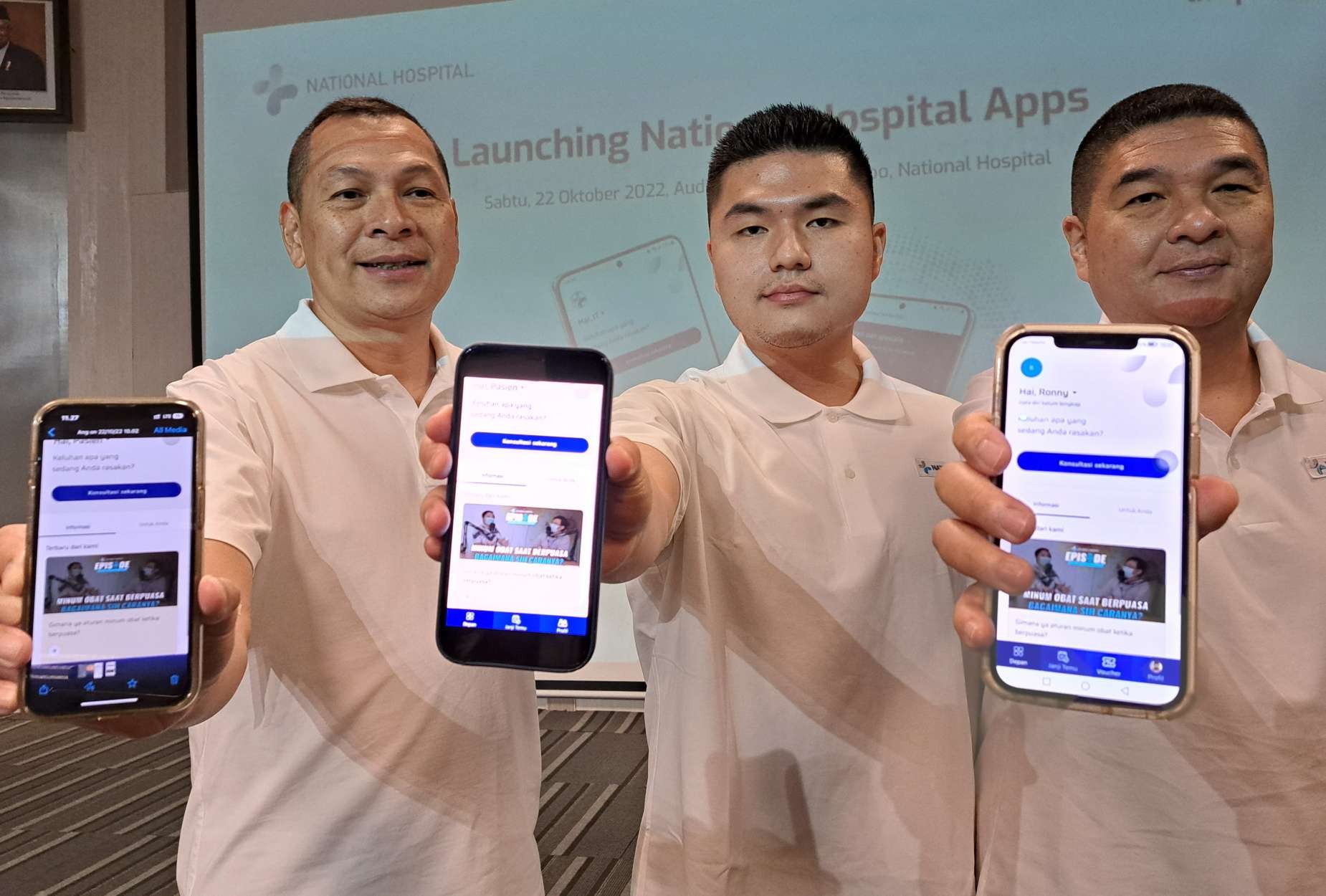 Ceo NH, Ang Hoey Tiong bersama jajarannya saat menunjukkan wajah baru NH apps untuk mempermudah layanan kesehatan. (Foto: Pita Sari/Ngopibareng.id)
