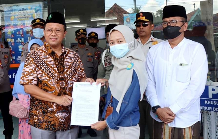 Kepala Dinkes Bondowoso H Imron memberikan surat imbauan kepada apotek disaksikan Sekda Bambang Sukwanto dan Kasatpol PP Slamet Yantoko.(Foto: Guido Saphan/Ngopibareng.id)