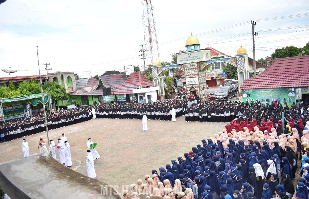 Memperingati Hari Santri Nasional, diadakan upacara bendera di setiap pondok pesantren di Indonesia. (foto: dok/Ngopibareng.id)