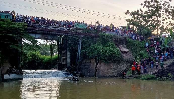 Upaya pencarian korban insiden truk molen yang jatuh ke sungai di Tuban. (Foto: Khoirul Huda/Ngopibareng.id)