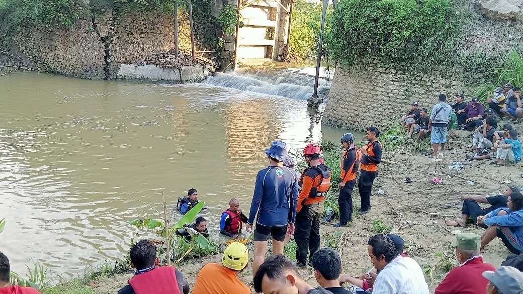 Tim gabungan melakukan penyelaman untuk mencari korban insiden truk molen jatuh ke sungai di Tuban, Jawa Timur. (Foto: Khoirul Huda/Ngopibareng.id)
