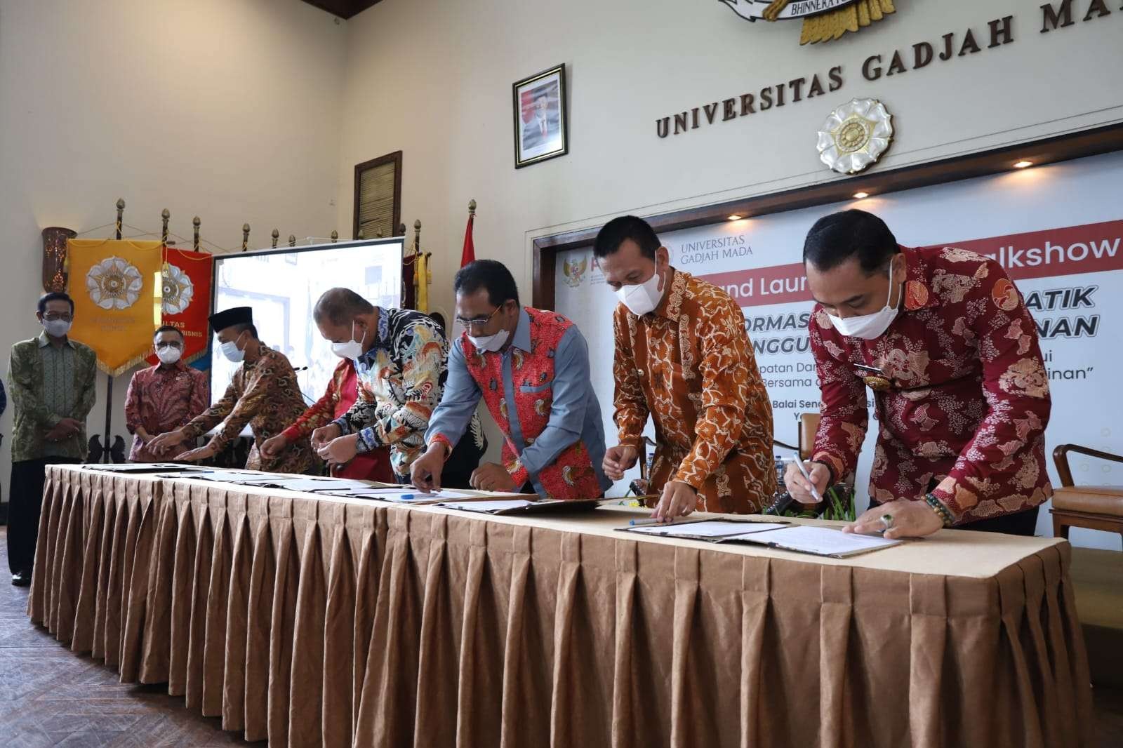 Walikota Surabaya Eri Cahyadi saat melakukan teken komitmen sebagai kota percontohan penanggulangan kemiskinan. (Foto: Humas Pemkot Surabaya)