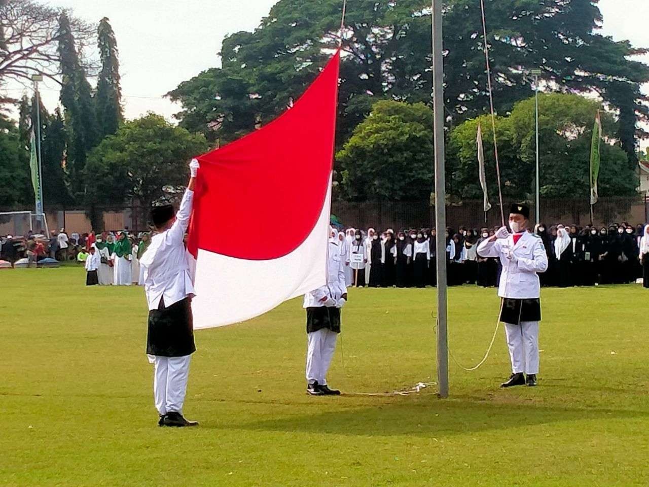 Pengibaran Bendera Merah Putih pada upacara Hari Santri Nasional (HSN) di Stadion Bayuangga, Kota Probolinggo. (Foto: Ikhsan Mahmudi/Ngopibareng.id)