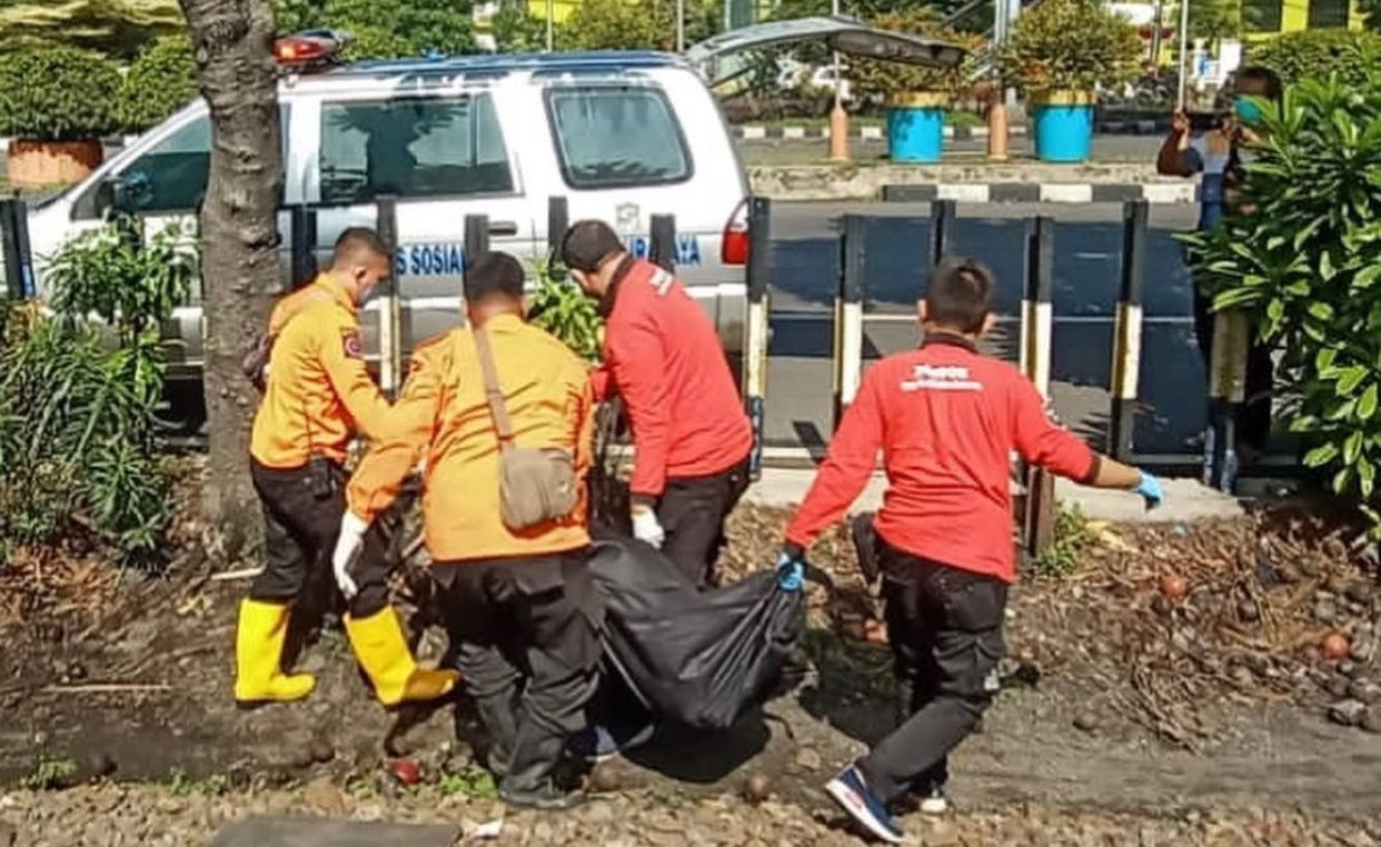 Proses evakuasi jenazah wanita yang tewas tertabrak kereta api di Jalan Jemur Ngawinan (Foto: Call Center 112)