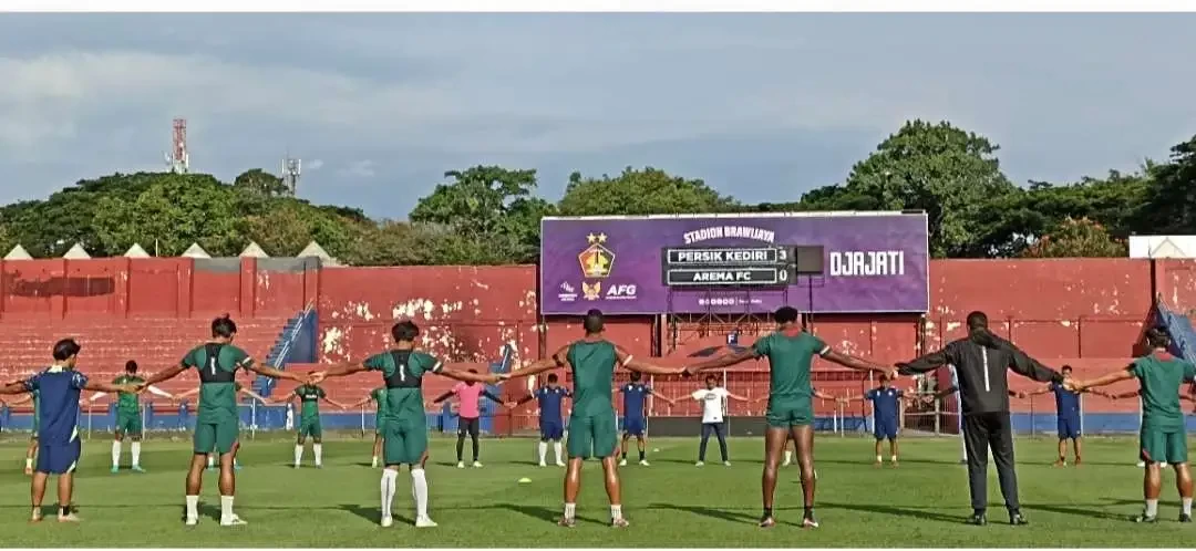 Pelatih Persik Kediri, Divaldo Alves instruksikan para pemain latihan mandiri. (Foto: Fendhy Plesmana/Ngopibareng.id)
