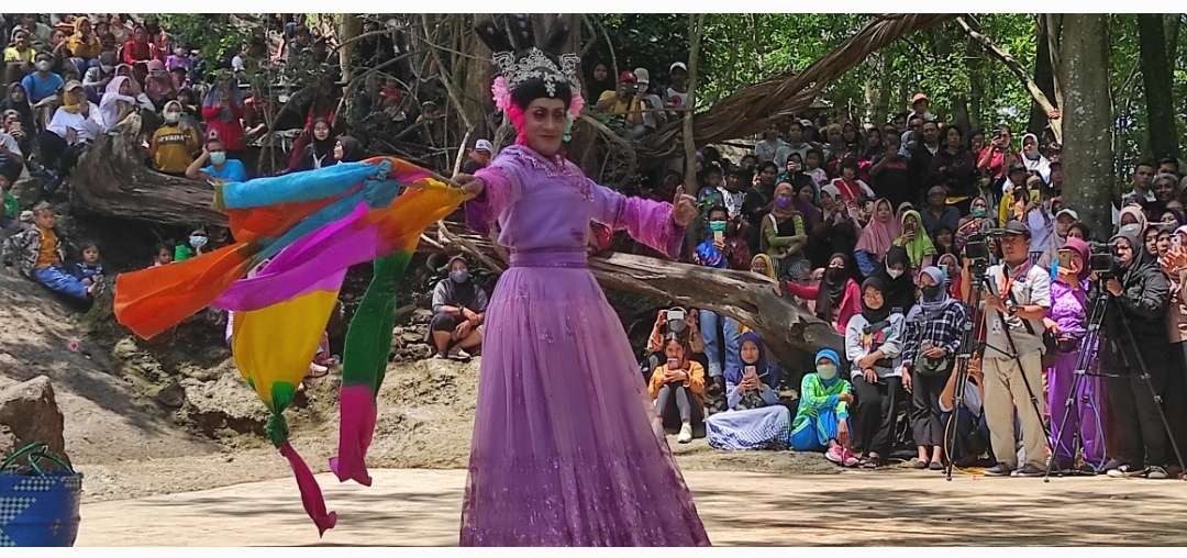Penampilan maestro tari Didik Nini Thowok memukau ratusan pengunjung di gelaran Selomangleng Performance Art. (Foto: Fendhy Lesmana/Ngopibareng.id)