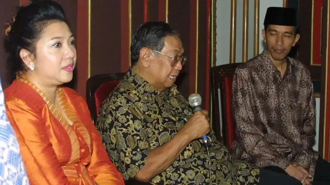 KH Abdurrahman Wahid (Gus Dur) bersama Joko Widodo, saat itu Walikota Surakarta, Pengageng Sasono Wilopo Keraton Kasunanan Surakarta, GRAy Koes Moertiyah (Gusti Mung). (Foto: gusdurian)