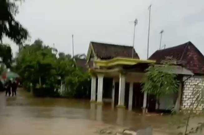 Keterangan Foto : Banjir di Lamongan akibat hujan deras selama tiga jam  (Foto: Istimewa)