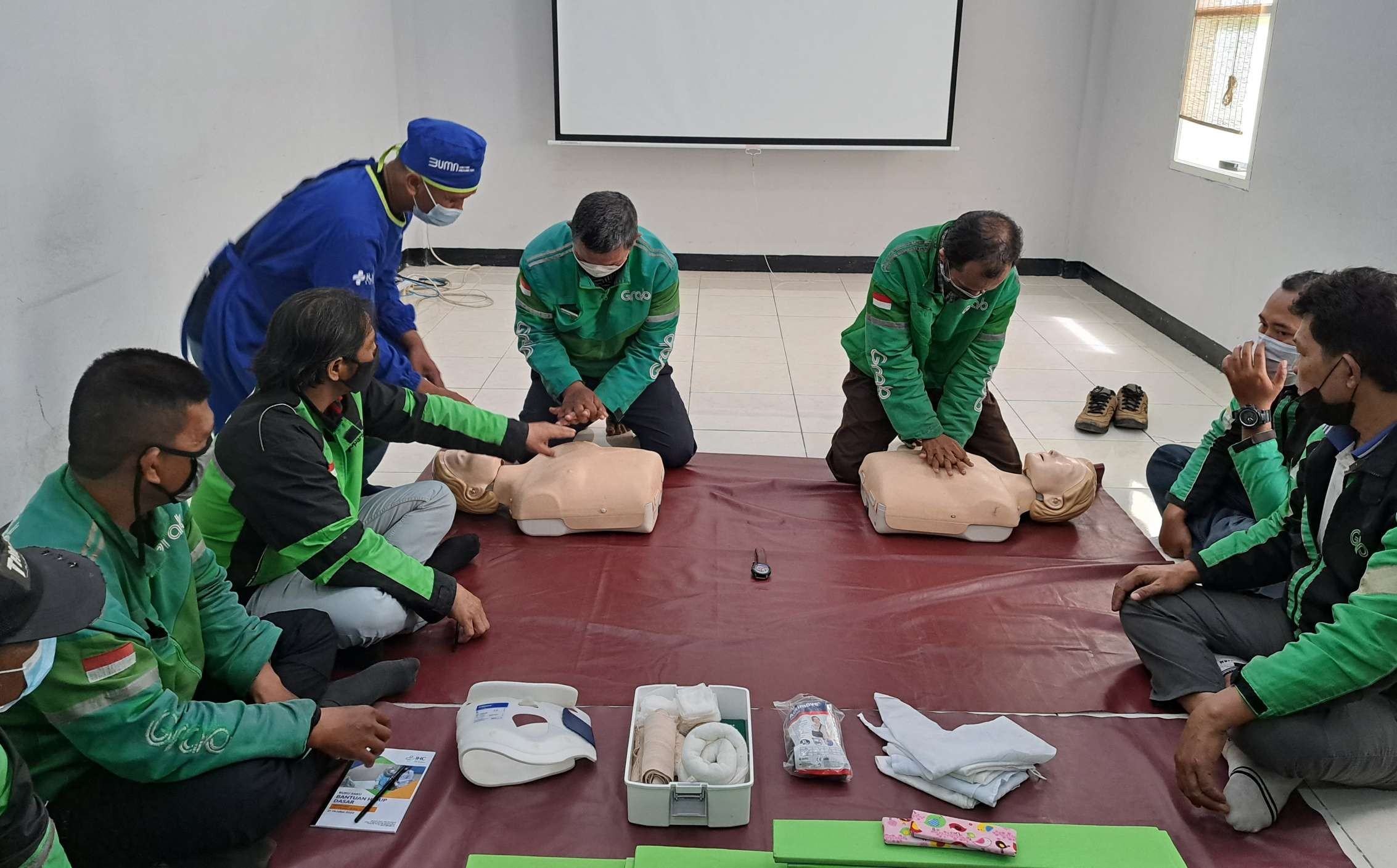 Pelatihan hidup dasar bagi para ojol yang dilakukan RS PHC untuk menolong korban gawat darurat. (Foto: Pita Sari/Ngopibareng.id)