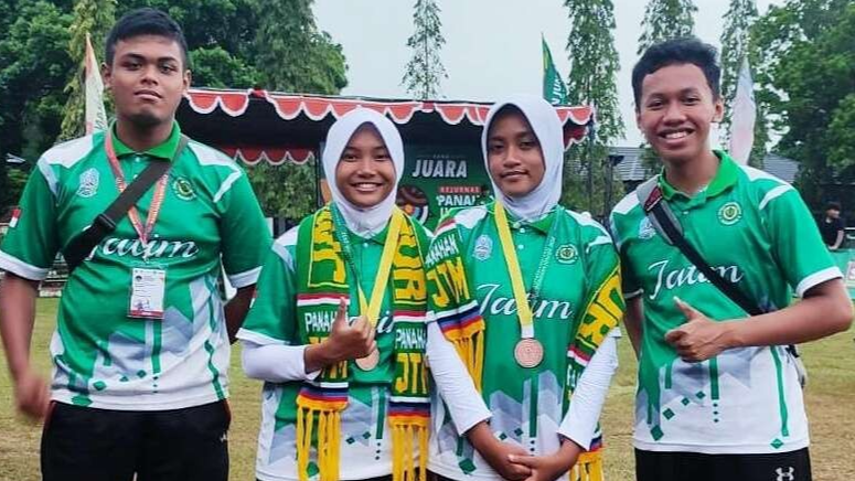 Dua pemanah putri Bondowoso menyumbangkan medali perunggu compound beregu putri U-18 untuk Jawa Timur, dalam Kejurnas Panahan Junior 2022 di Yogyakarta. (Foto: Perpani Bondowoso)