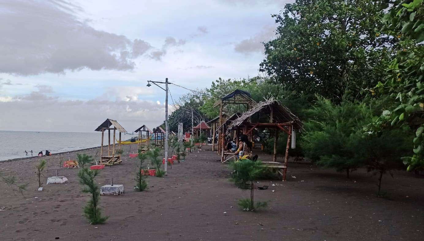 Destinasi wisata Pantai Pulau Santen, Banyuwangi. (Foto: Muh Hujaini/Ngopibareng.id)
