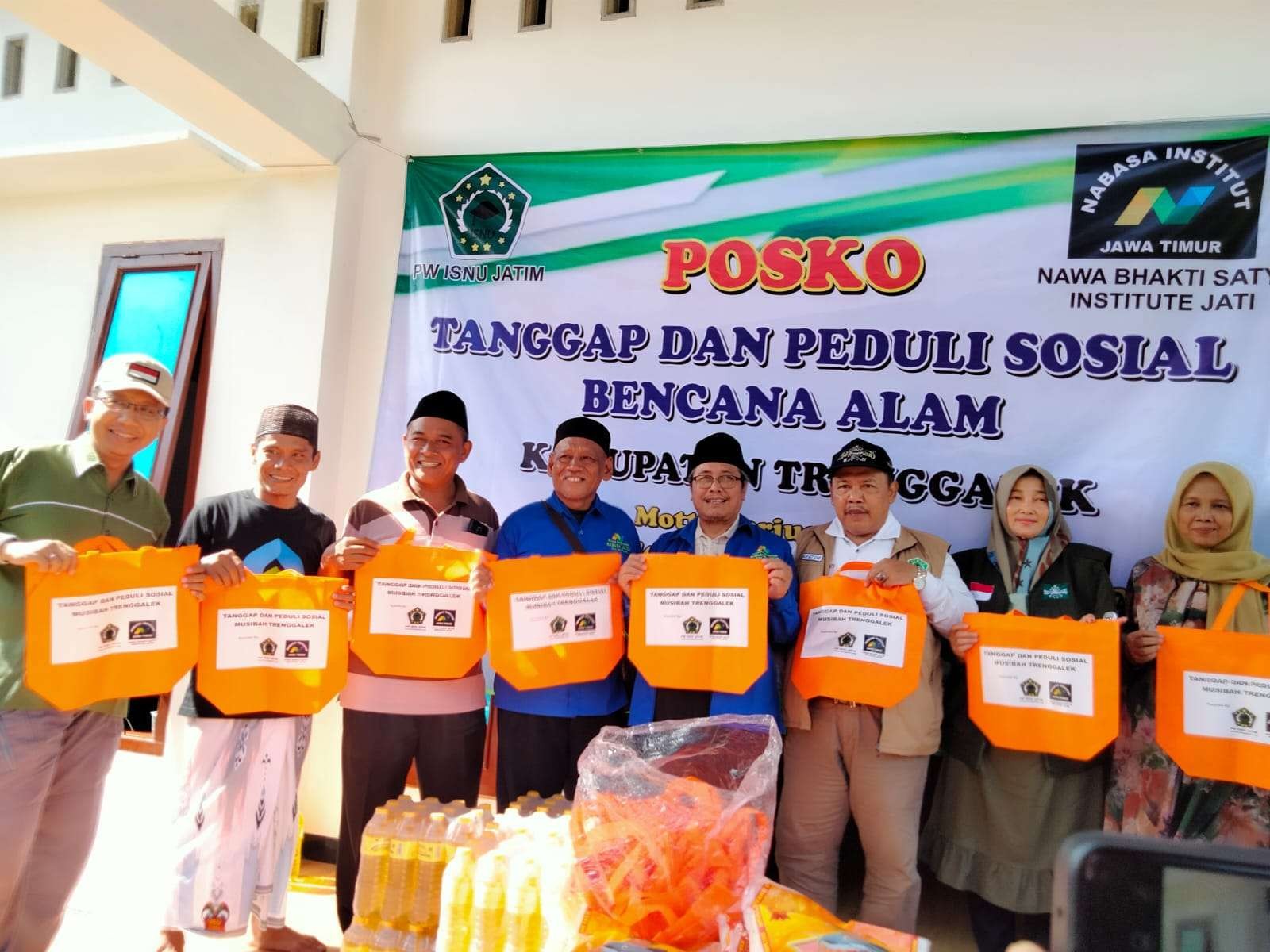 Para relawan ISNU Jawa Timur berbagi aksi peduli sosial di Trenggalek. (Foto: isnu-jatim)