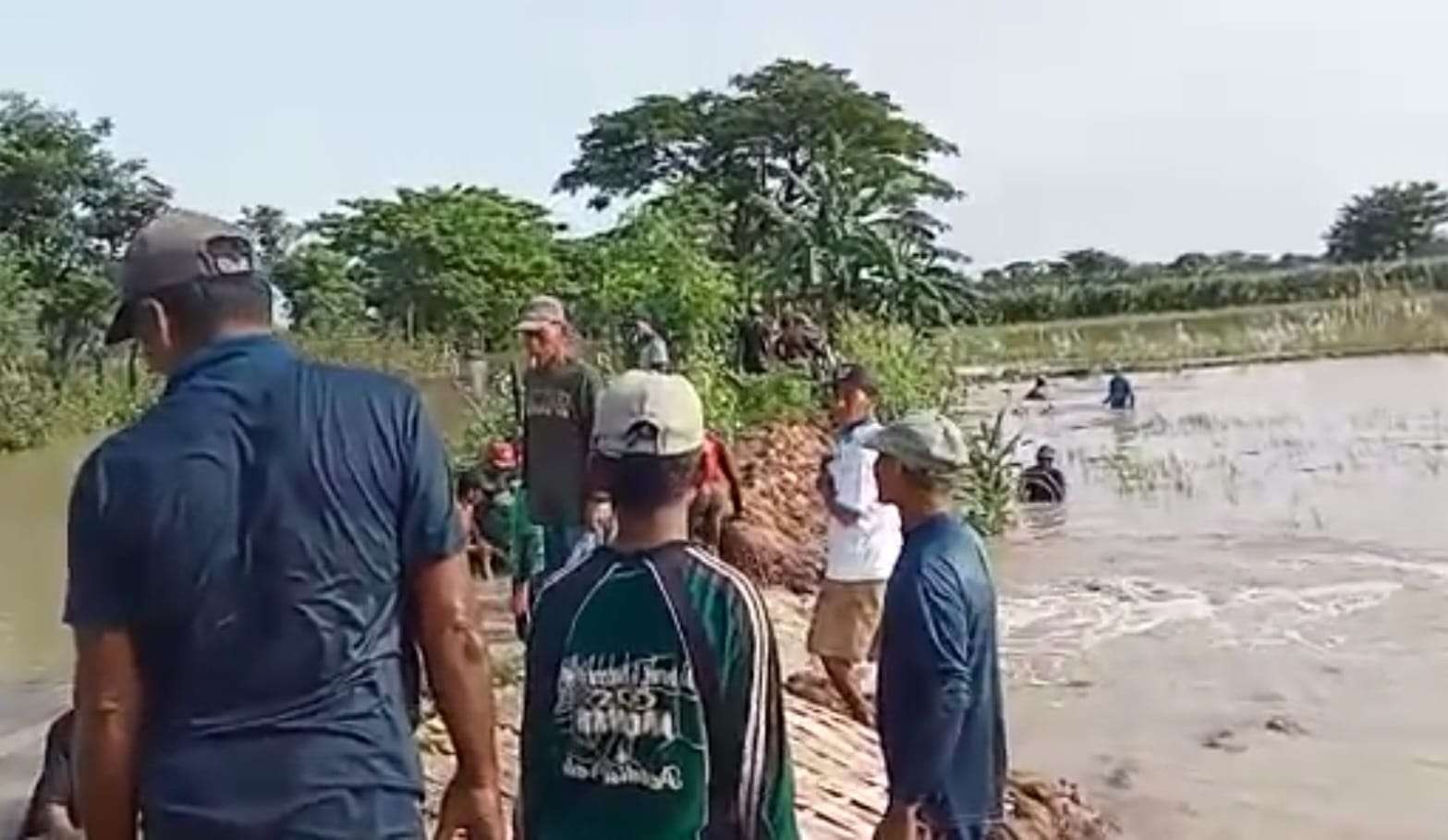 Keterangan Foto : Warga Pomahanjanggan,Kecamatan Turi sedang bergotongroyong memperbaiki tangkis Kali yang jebol (Foto: Istimewa)
