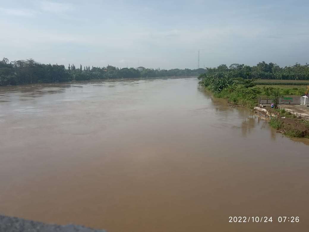 Sungai Bengawan Solo airnya naik. Foto diambil dari Jembatan Sosrodilogo, Kecamatan Kota Bojonegoro, pada Senin 24 Oktober 2022. (Foto: Sujatmiko