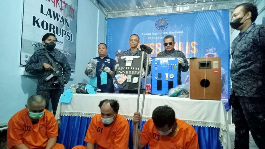 BNNK Tuban melakukan Press Rilis pengungkapan kasus peredaran gelap narkotika jenis sabu (Foto: Khoirul Huda/Ngopibareng.id)
