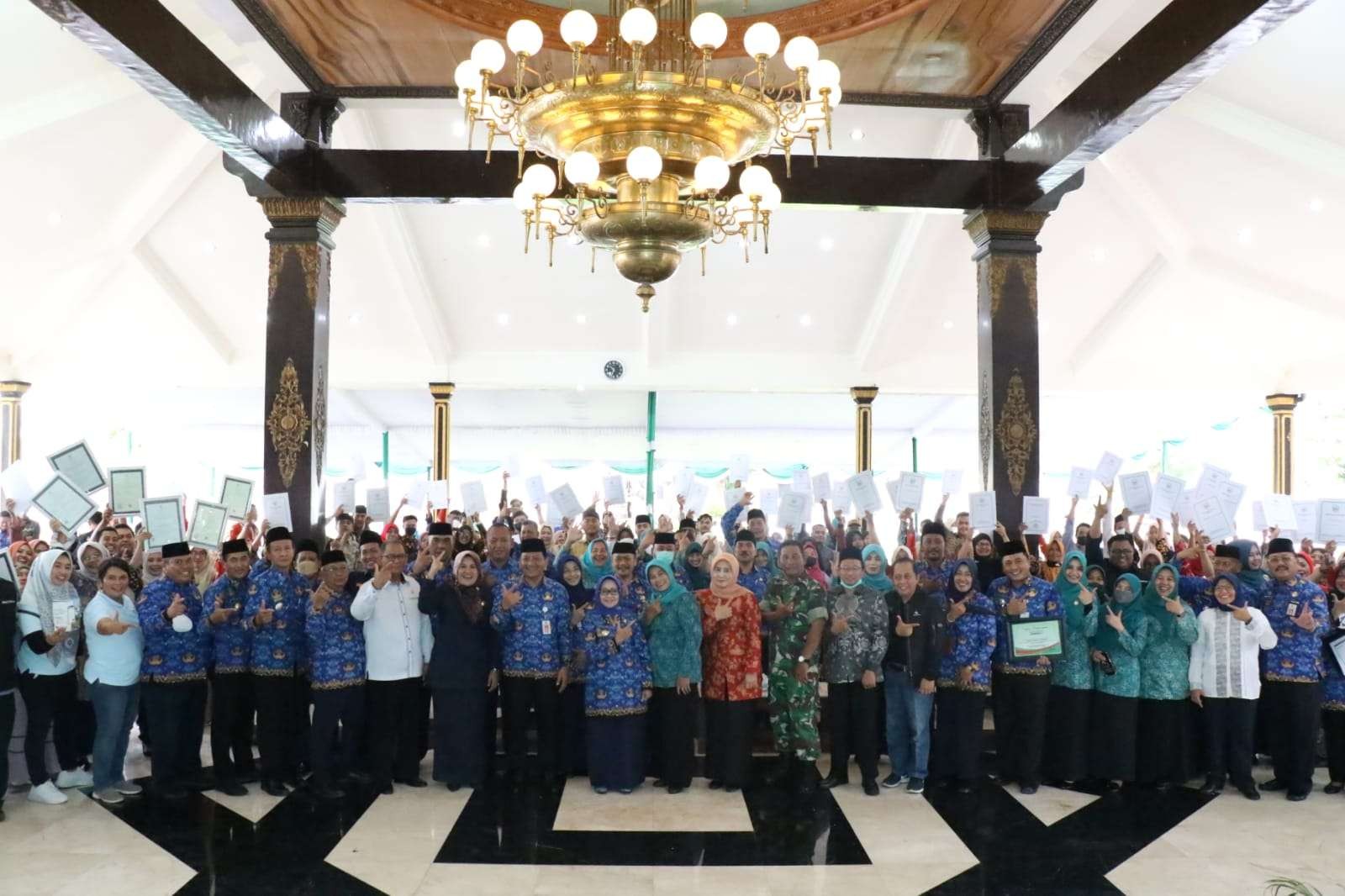 Bupati Jombang, Mundjidah Wahab bersama dengan 112 pelaku UMKM penerima sertifikat halal di Pendopo Kabupaten Jombang, Senin 17 Oktober 2022. (Foto: Istimewa)