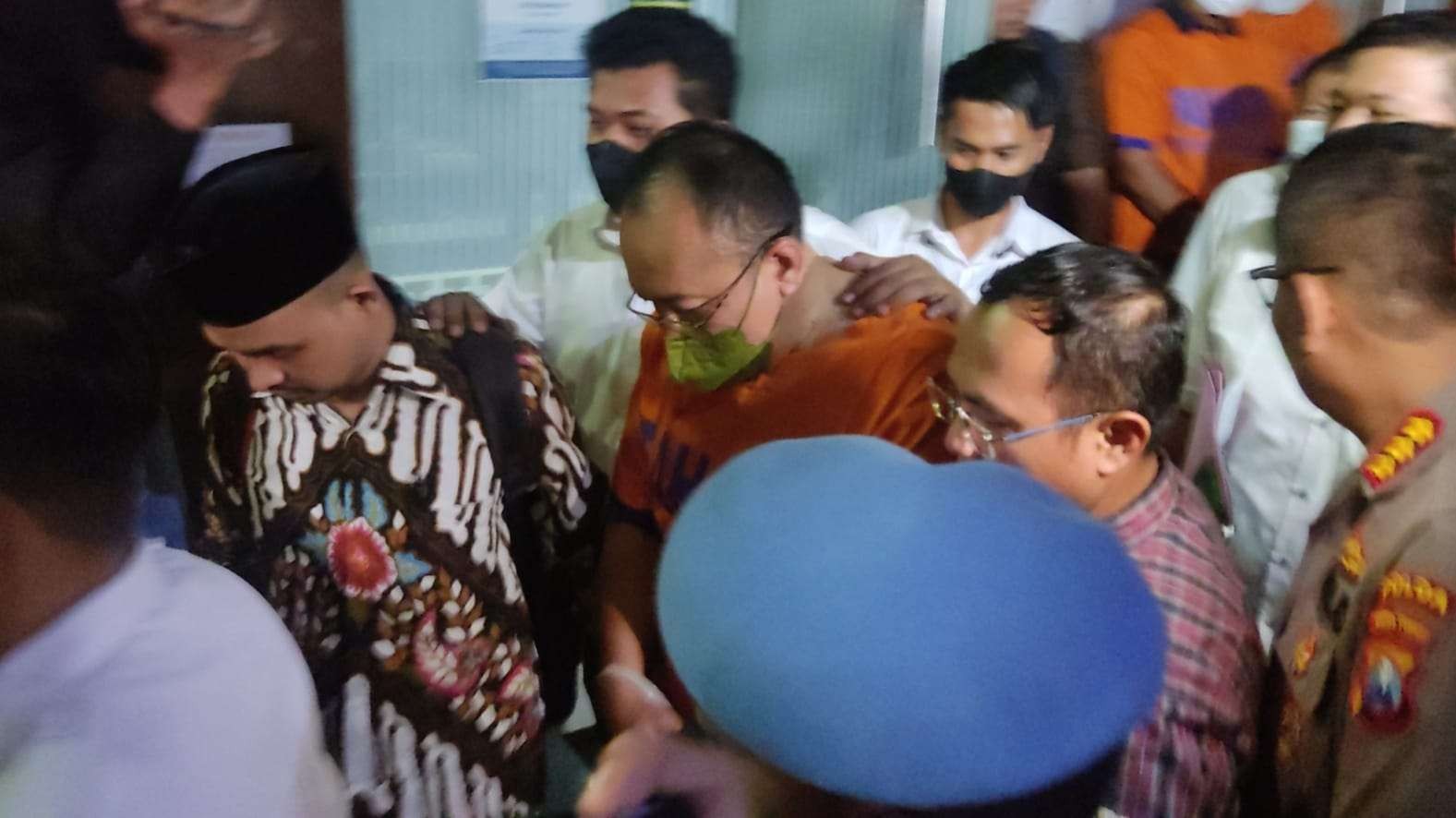 Dirut PT Liga Indonesia Baru (LIB), Ahmad Hadian Lukita saat ditahan Polda Jatim terkait tragedi Kanjuruhan, Senin 24 Oktober 2022. (Foto: Fariz Yarbo/Ngopibareng.id)
