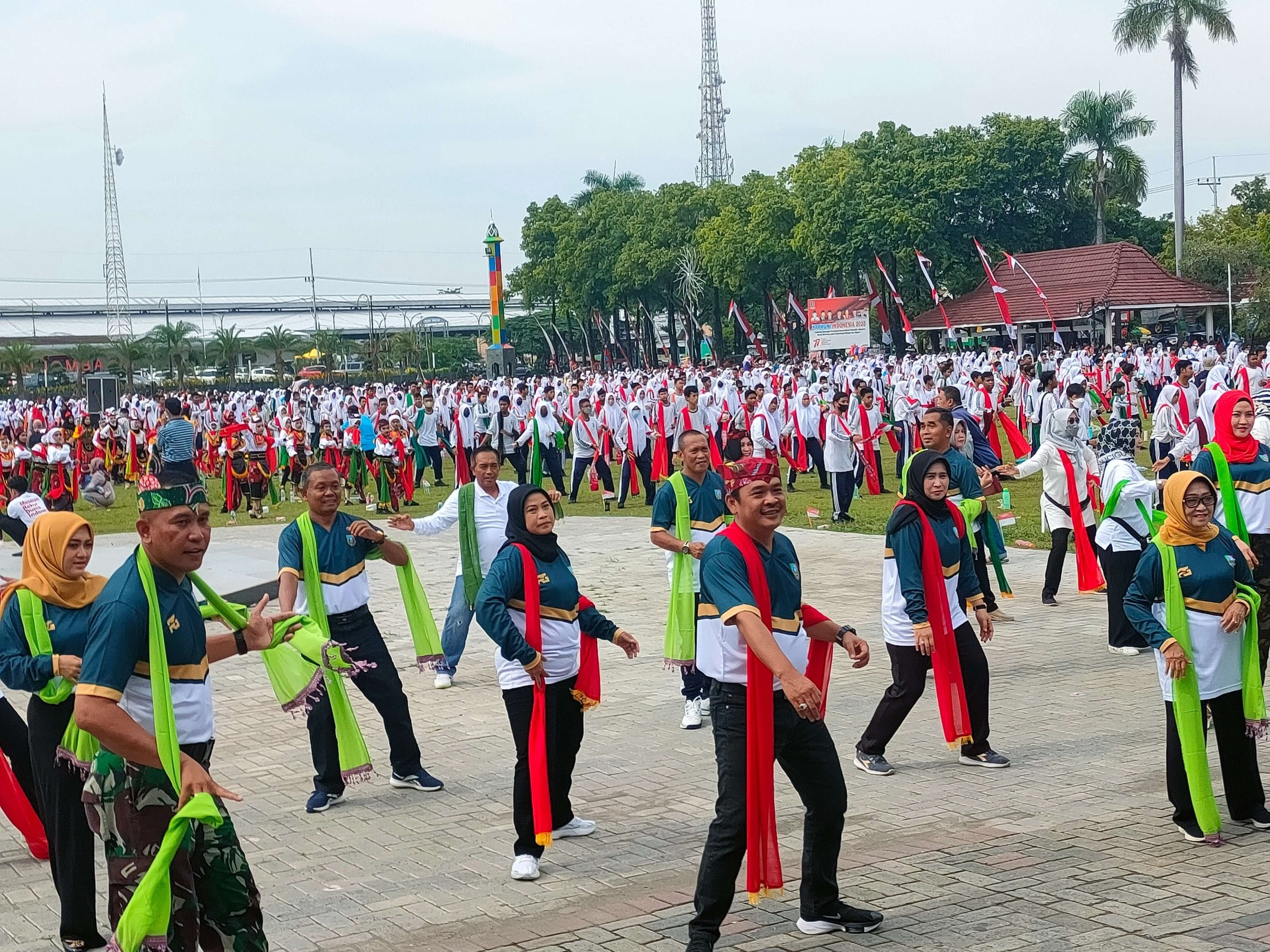 Tari Remo Boletan massal bersama 41.112 penari di Alun-alun Jombang, Jawa Timur, Selasa 11 Oktober 2022 pagi. (Foto: Dikominfo Pemkab Jombang)