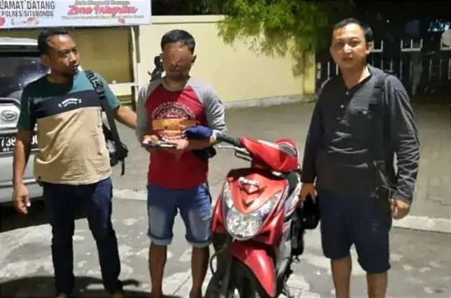 Warga Situbondo mencuri motor dan ponsel  di rumah temannya, saat diamankan di Mapolres Situbondo, Senin 24 Oktober 2022. (Foto: Guido Saphan/Ngopibareng.id)