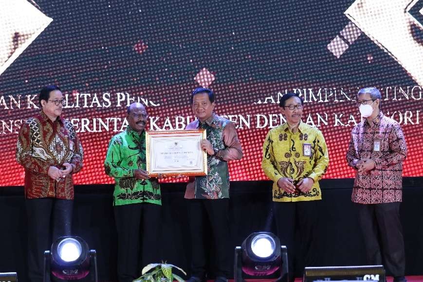 Sekretaris Daerah (Sekda) Kabupaten Jombang, Agus Purnomo, SH, M.Si menerima Anugerah Kualitas Pengisian Jabatan Pimpinan Tinggi Tahun 2021. (Foto: Dokumentasi Pemkab Jombang)