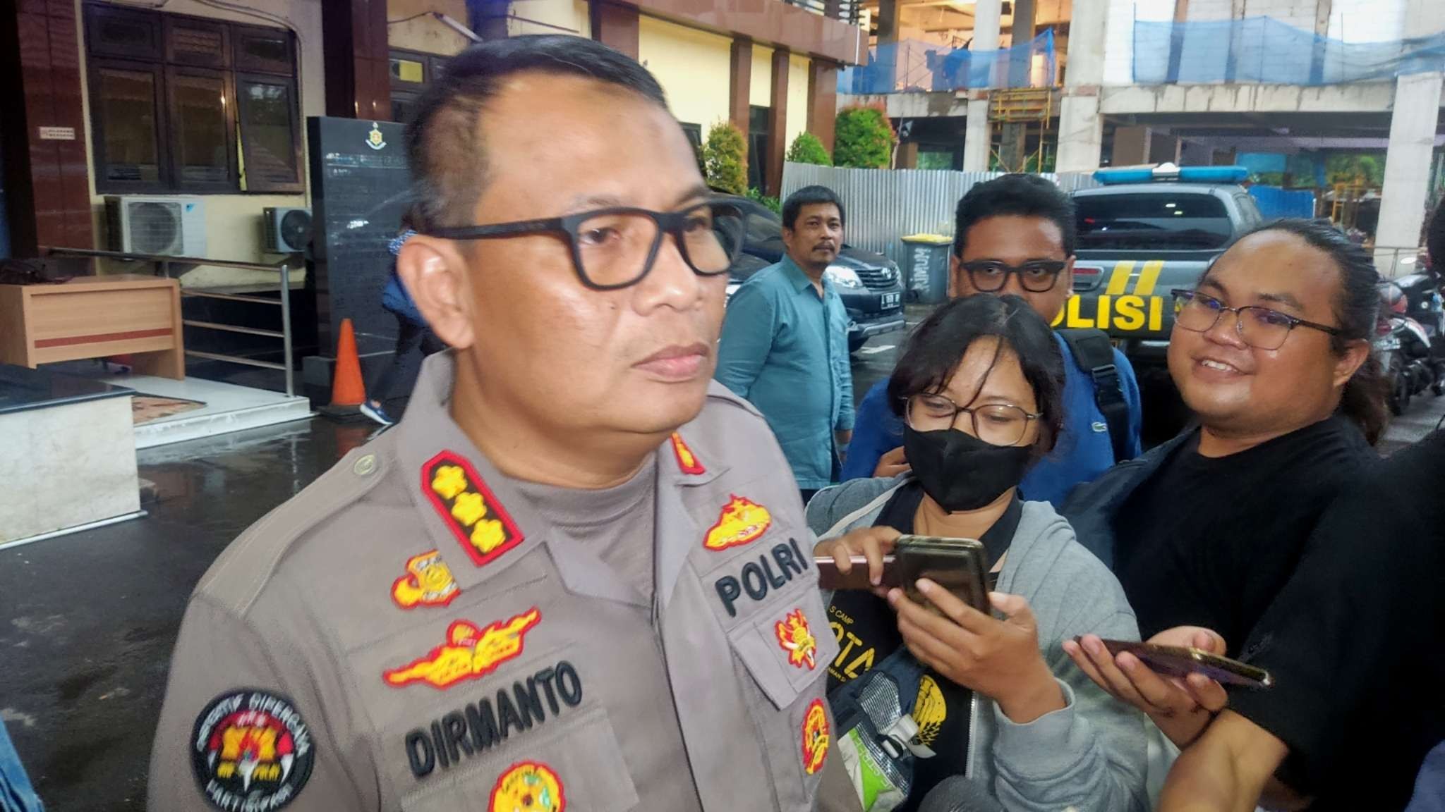 Kabid Humas Polda Jatim, Kombes Pol Dirmanto menjelaskan soal pemeriksaan lima tersangka tragedi Kanjuruhan, Malang. (Foto: Fariz Yarbo/Ngopibareng.id)