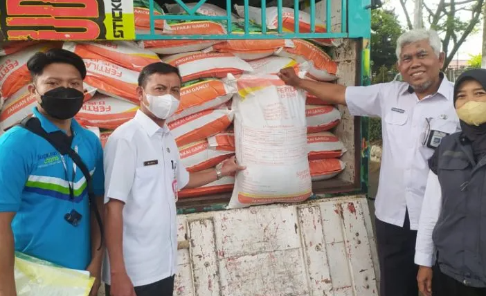 Kepala DKPP Lumajang Hairil Diani memastikan petani tembakau Lumajang dapat bantuan pupuk. (Foto: Pemkab Lumajang)