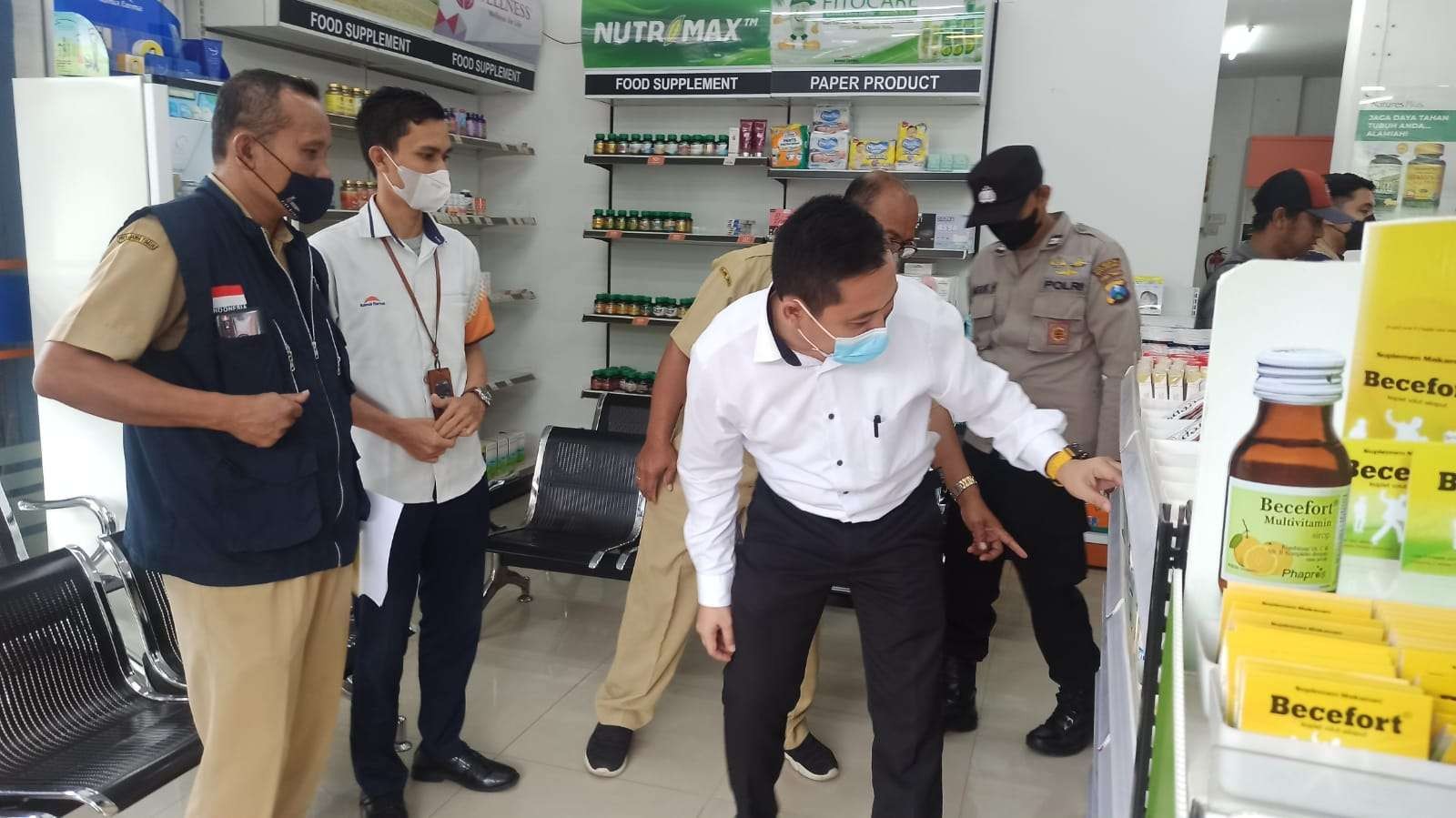 Petugas kepolisian bersama Dinas Kesehatan Banyuwangi cek salah satu apotek, terkait peredaran oat sirup anak. (Foto: Muh Hujaini/Ngopibareng.id)