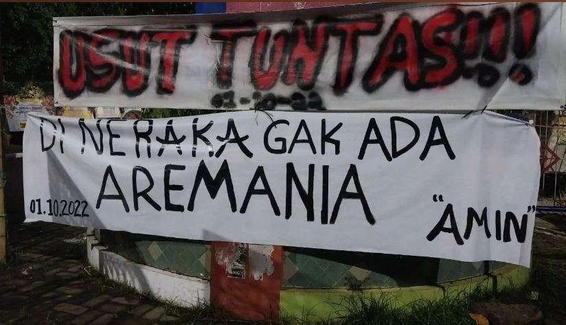 Poster protes suporter Arema atas Tragedi Kanjuruhan di Stadion Kanjuruhan, Malang. (Foto: Ngopibareng.id)