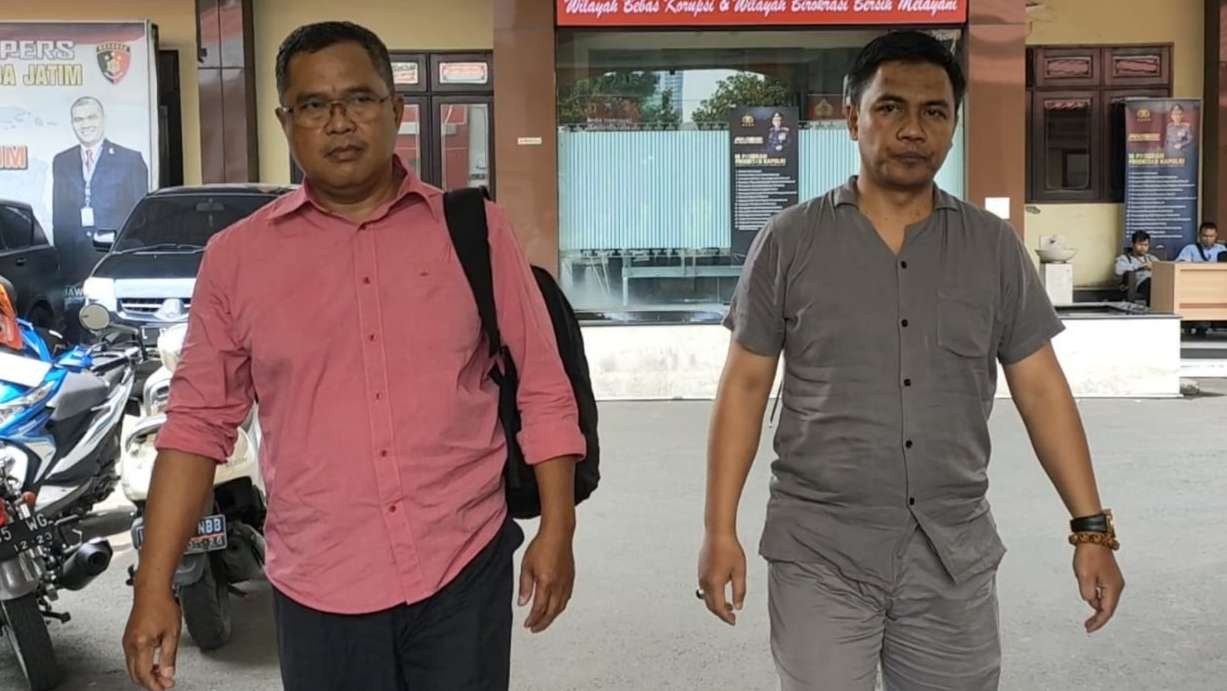 Tersangka Abdul Haris bersama kuasa hukumnya Taufik Hidayat di sela pemeriksaan lanjutan di Mapolda Jatim, Surabaya, Senin 24 Oktober 2022. (Foto: Tangkapan Layar)