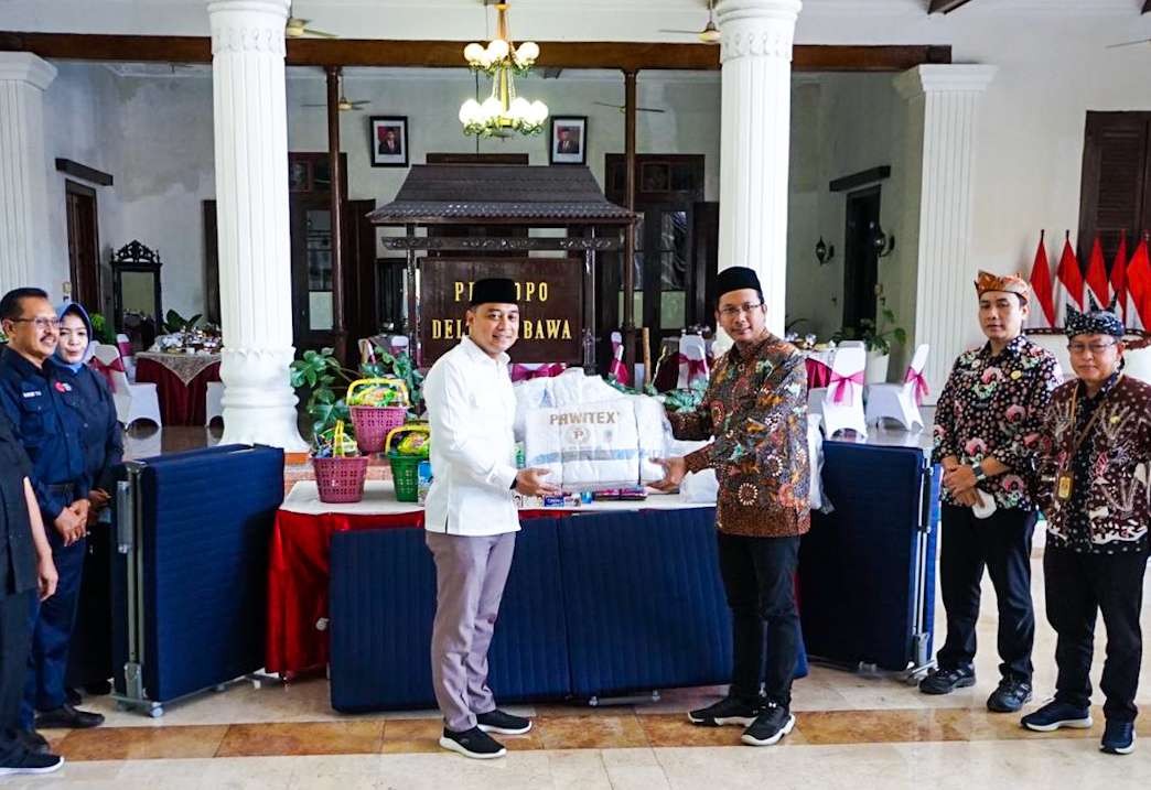 Walikota Surabaya serahkan bantuan kepada Bupati Sidoarjo (foto : Aini/Ngopibareng.id)