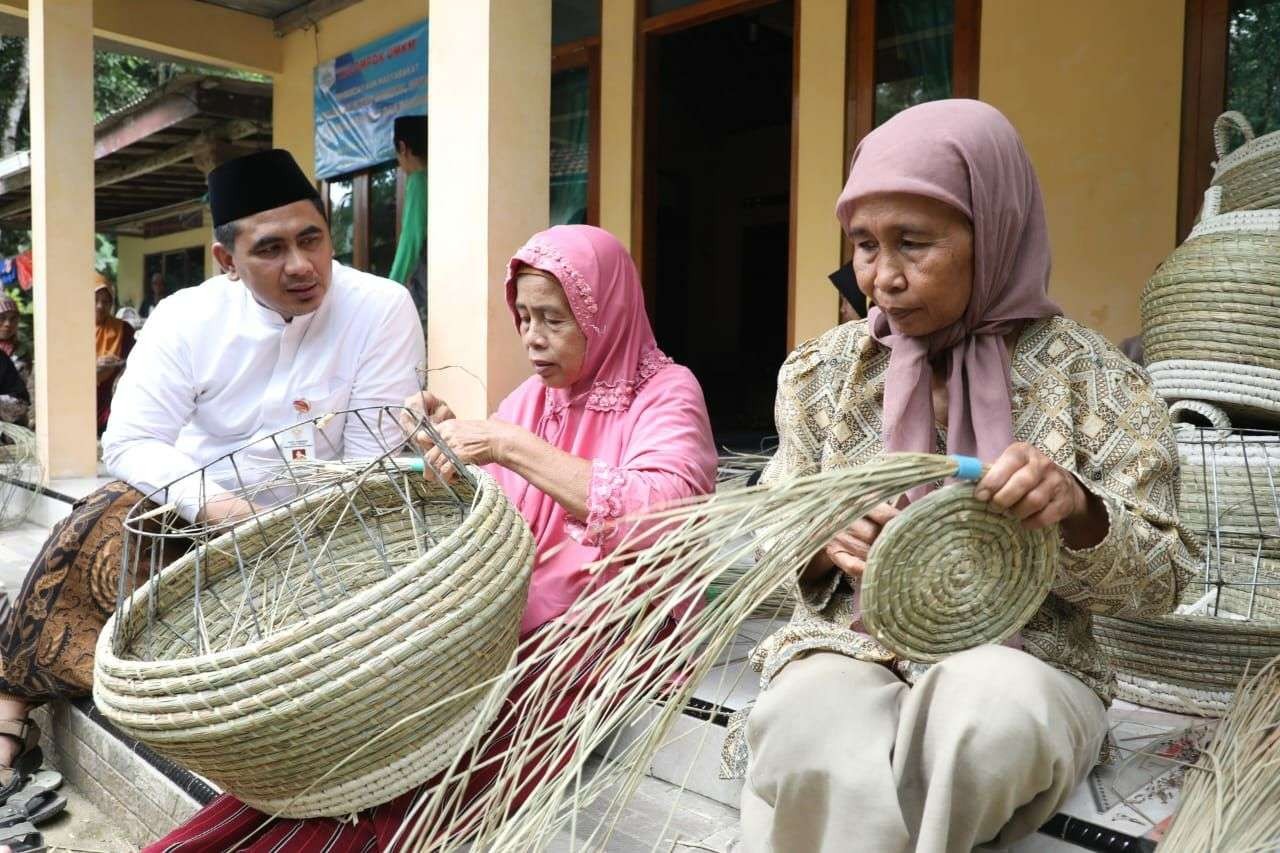 Wakil Gubernur Jawa Tengah, Taj Yasin Maimoen mengunjungi kelompok UMKM perajin rumput mendong di Kebumen. UMKM binaan SGN. (Foto: Istimewa)