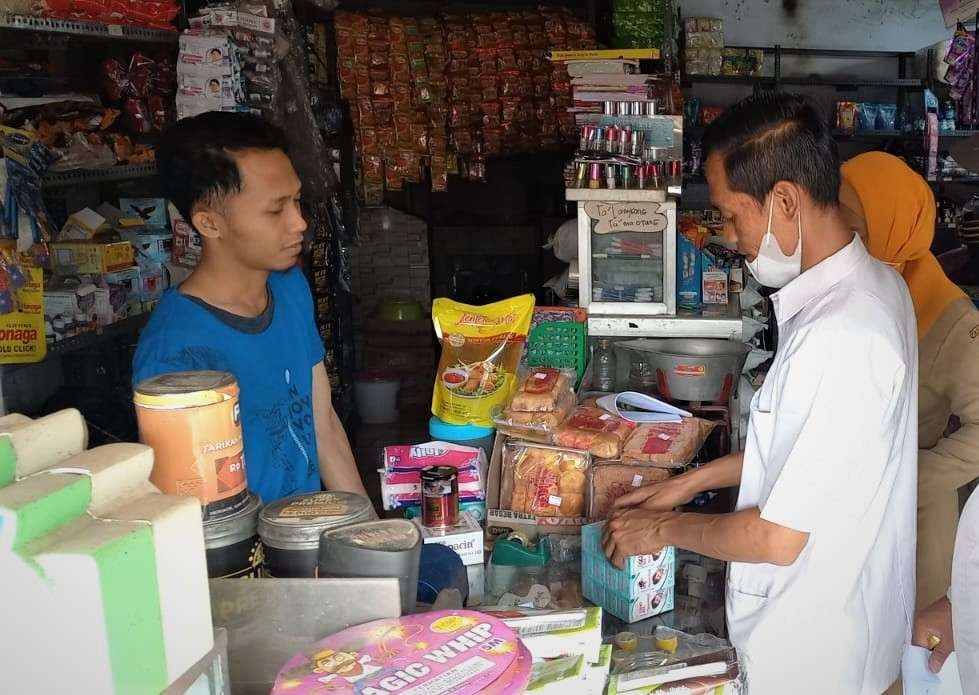 Petugas gabungan saat mendatangi sejumlah apotek di Kabupaten Probolinggo untuk mengecek peredaran obat sirup berbahaya. (Foto: Ikhsan Mahmudi/Ngopibareng.id)