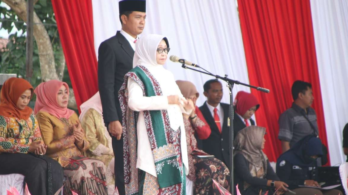 Pemerintah Kabupaten Jombang menyelenggarakan upacara peringatan Hari Jadi ke-112 sekaligus Hari Jadi ke 77 Provinsi Jawa Timur, dan Hari Santri Nasional di Alun-alun Jombang. (Foto: Pemkab Jombang)