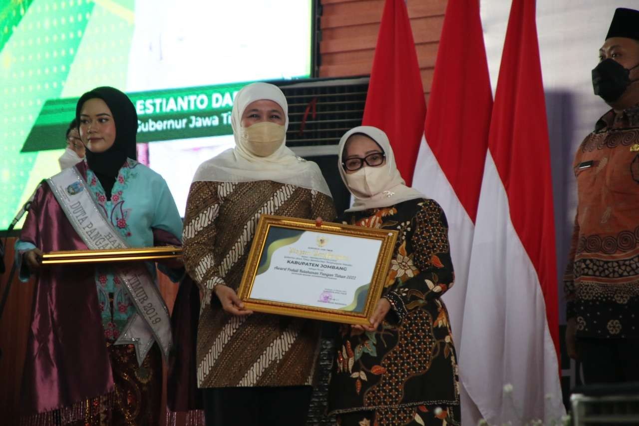 Bupati Jombang Hj Mundjidah Wahab kembali menerima Penghargaan dari Gubernur Jawa Timur, Khofifah Indar Parawansa. (Foto: Istimewa)