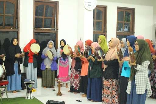 Maulid Berzanji, nyanyian puja-puji terhadap Nabi Muhammad SAW menjadi tradisi sastra lisan di masyarakat Nusantara. (Foto: dok/Ngopibareng.id)
