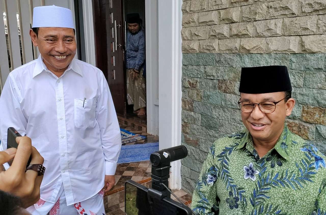 Anies Baswedan (kanan) saat bertemu Pengasuh Pesantren Genggong, KH Moh. Hasan Mutakkil Alallah. (Foto: Ikhsan Mahmudi/Ngopibareng.id)