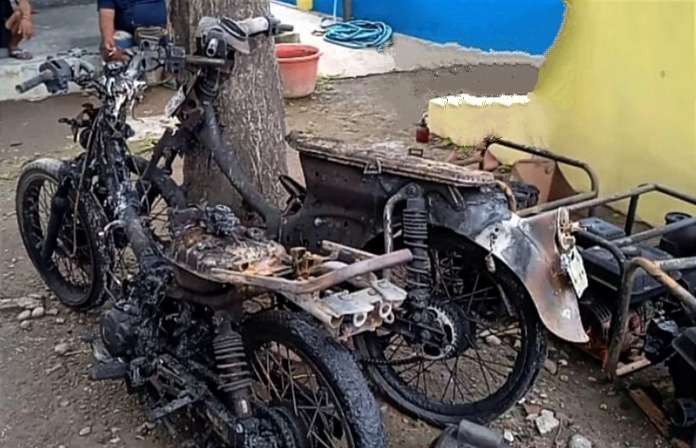 Dua sepeda motor dan dua mesin komproser dalam bengkel di Mangaran Situbondo hangus terbakar.(foto: polsek mangaran Situbondo)