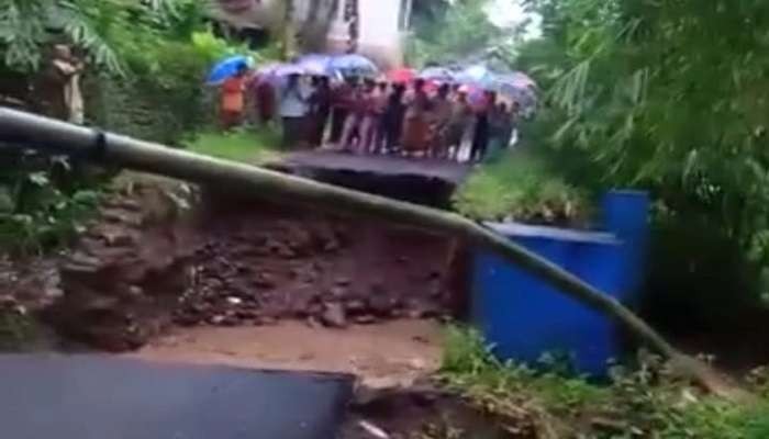 Jembatan di Desa Darungan, Kecamatan Tanggul, Jember, Jawa Timur, terputus diterjang banjir. (Foto: Dokumentasi warga)