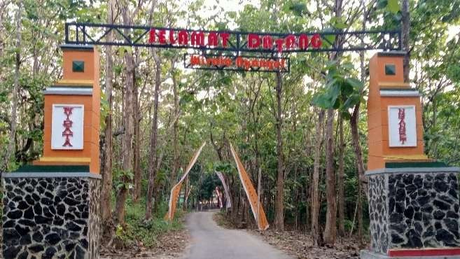 Gerbang masuk Wisata Pemandian Air Panas Nganget, Desa Sidorejo, Kecamatan Kenduruan, Tuban (Khoirul Huda/Ngopibareng.id)