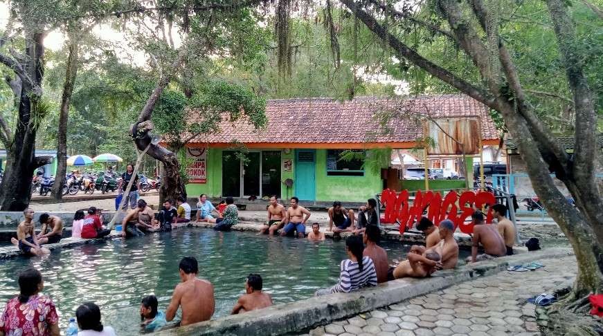 Wisata pemandian air panas Nganget di Desa Sidorejo, Kecamatan Kenduruan, Tuban (Khoirul Huda/Ngopibareng.id)