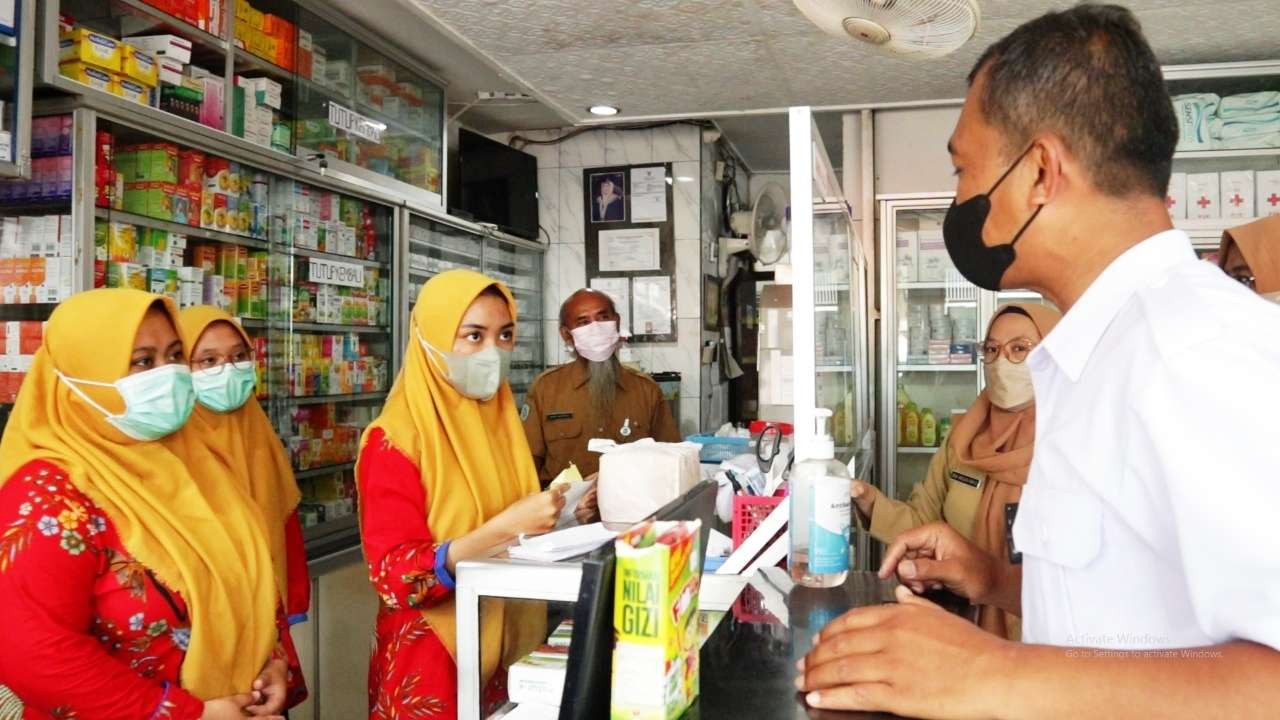 Pengecekan obat sirup bahaya di apotek Lumajang, Jawa Timur. (Foto: Pemkab Lumajang)
