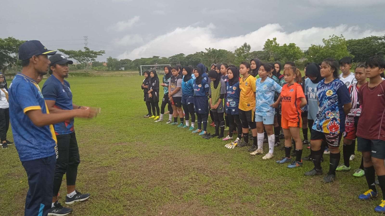 Seleksi tim sepak bola putri Lamongan di lapangan Desa Tambakrigadung, Kecamatan Tikung (Foto : Imron Rosidi/Ngopibareng.id)